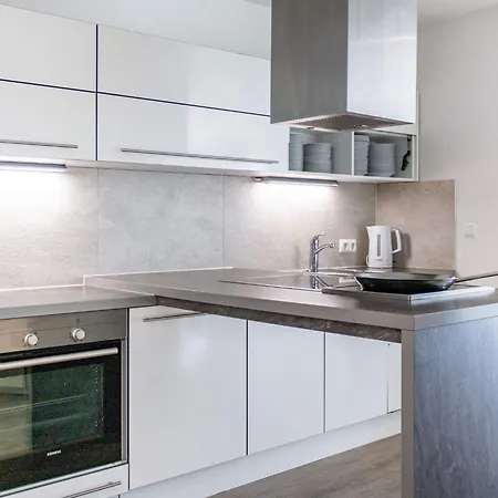 12 Person In Apartamento